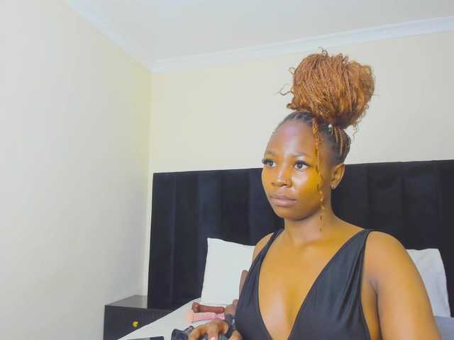 Pretty-Queen live cam on BongaCams