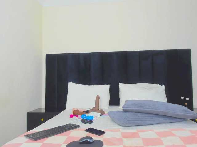Pretty-Queen live cam on BongaCams