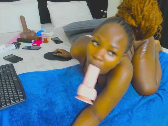 Pretty-Queen live cam on BongaCams