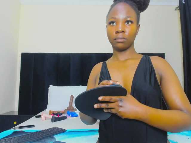 Pretty-Queen live cam on BongaCams