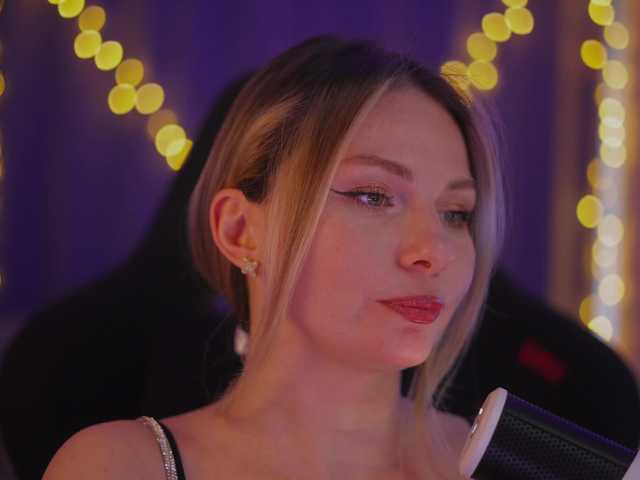 le modèle D_i_aM est en webcam porno dans un show sur le site bongacams, il possède les tags suivants: White/Caucasian,Blonde,Shaved
