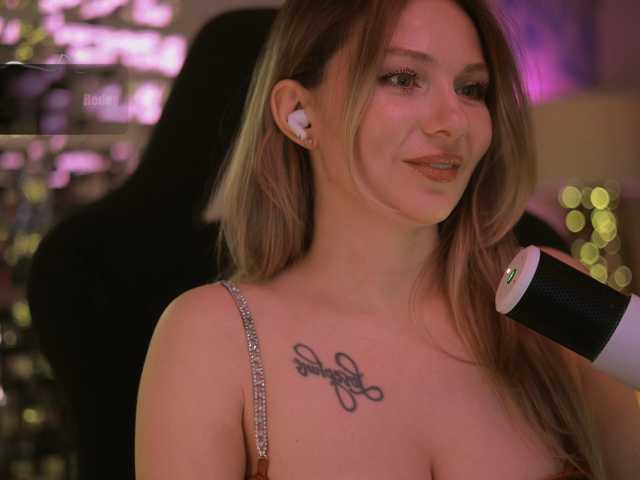 le modèle D_i_aM est en webcam porno dans un show sur le site bongacams, il possède les tags suivants: White/Caucasian,Blonde,Shaved