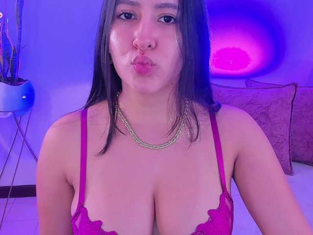 megan-cooper28 live cam on BongaCams