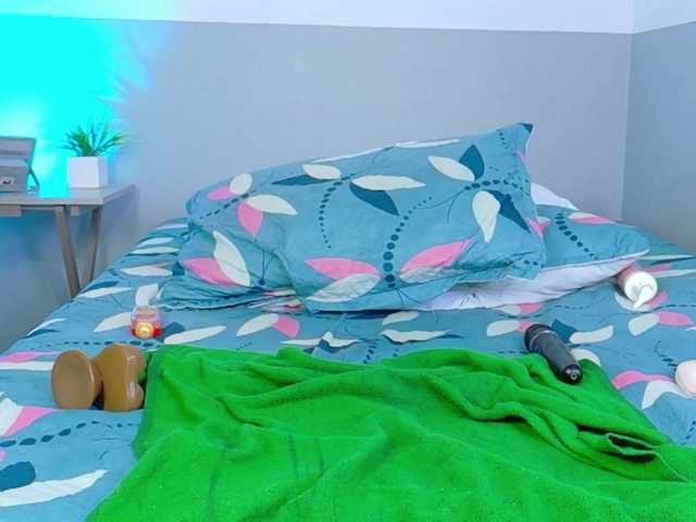 skinnyslutgirl live cam on BongaCams