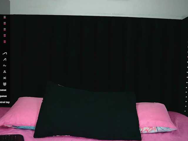 skinnyslutgirl live cam on BongaCams