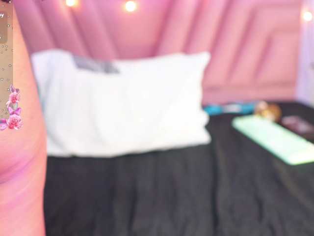 skinnyslutgirl live cam on BongaCams