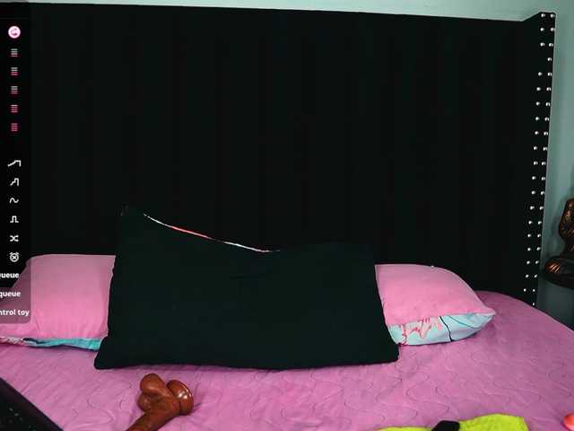 skinnyslutgirl live cam on BongaCams