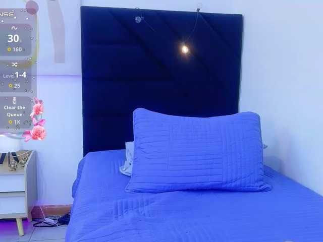 skinnyslutgirl live cam on BongaCams
