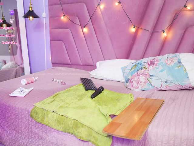 skinnyslutgirl live cam on BongaCams