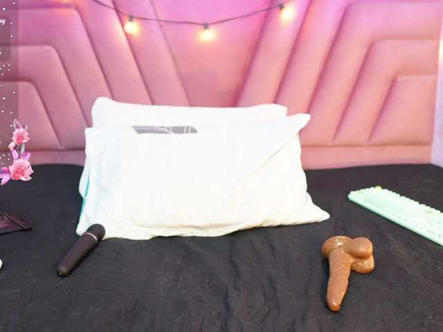 skinnyslutgirl live cam on BongaCams