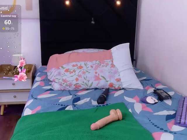 skinnyslutgirl live cam on BongaCams