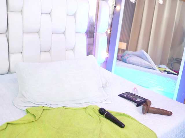 skinnyslutgirl live cam on BongaCams