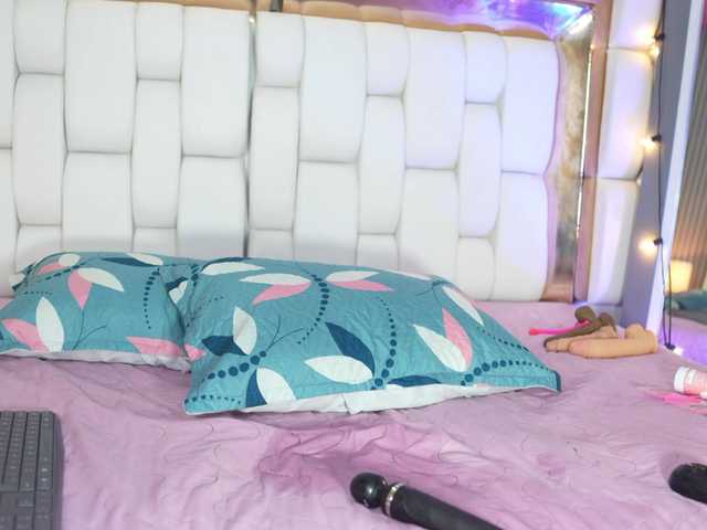 skinnyslutgirl live cam on BongaCams