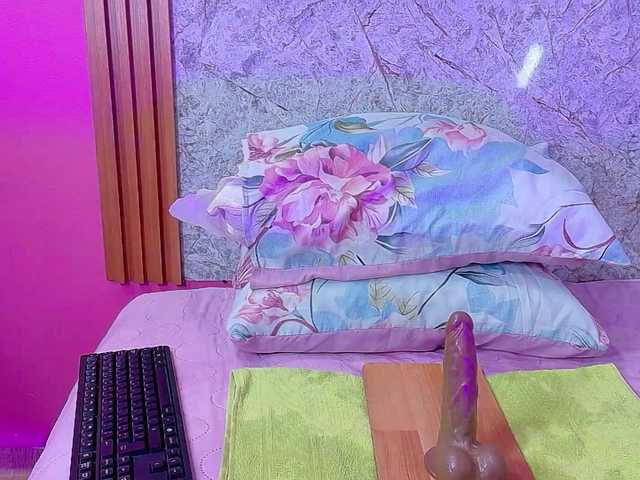skinnyslutgirl live cam on BongaCams