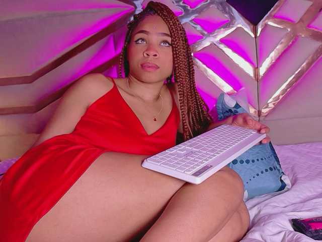 skinnyslutgirl live cam on BongaCams