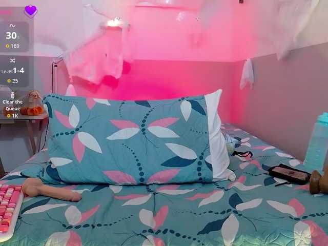 skinnyslutgirl live cam on BongaCams