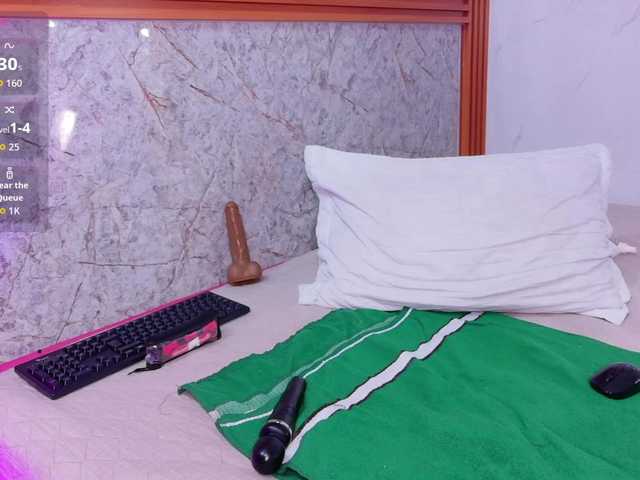 skinnyslutgirl live cam on BongaCams