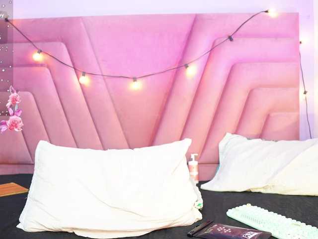 skinnyslutgirl live cam on BongaCams