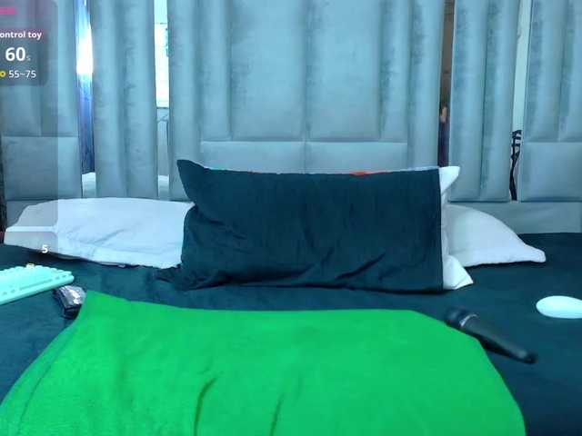 skinnyslutgirl live cam on BongaCams