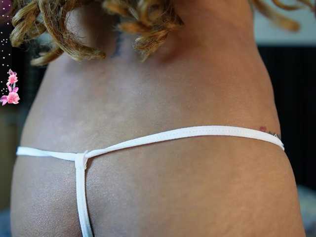skinnyslutgirl live cam on BongaCams