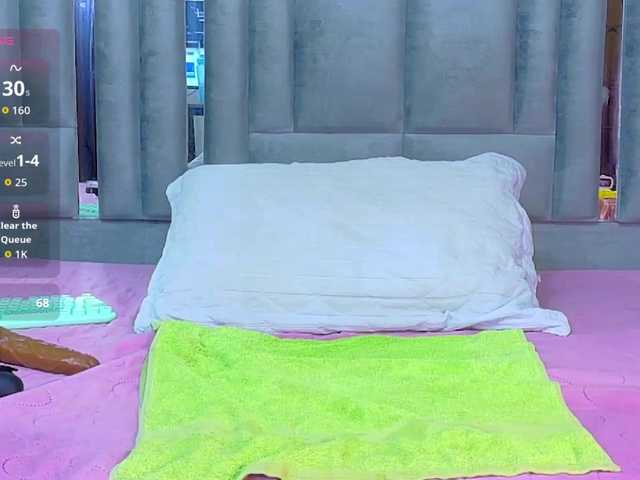 skinnyslutgirl live webcam show