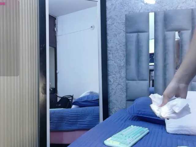 skinnyslutgirl live cam on BongaCams