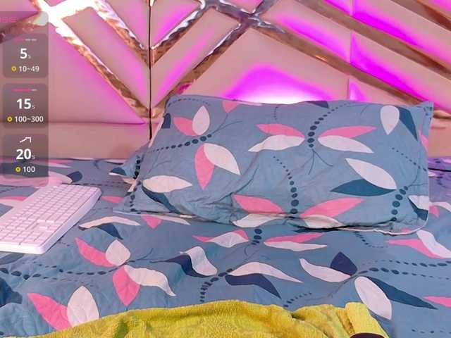 skinnyslutgirl live cam on BongaCams