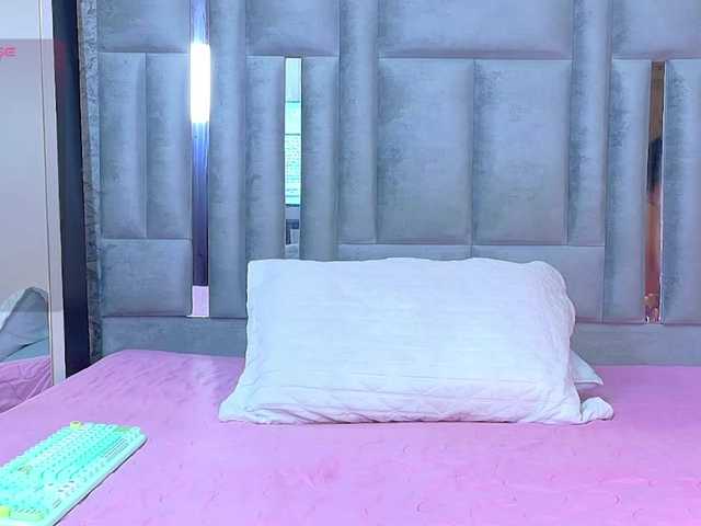 skinnyslutgirl live cam on BongaCams