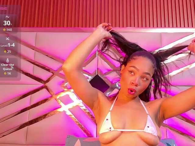 skinnyslutgirl live cam on BongaCams