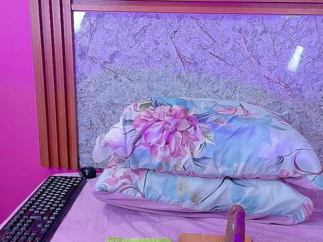 skinnyslutgirl live cam on BongaCams