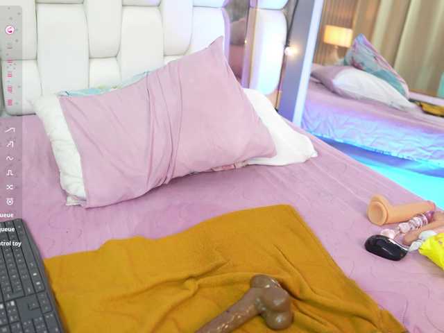 skinnyslutgirl live cam on BongaCams