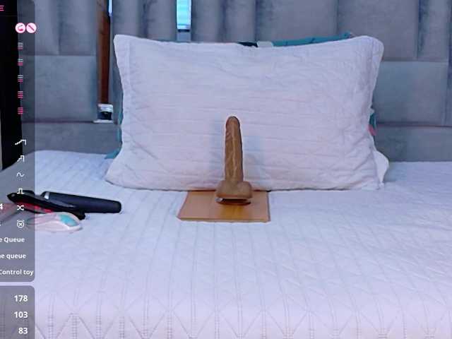 skinnyslutgirl live cam on BongaCams