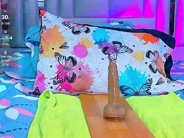 skinnyslutgirl live cam on BongaCams