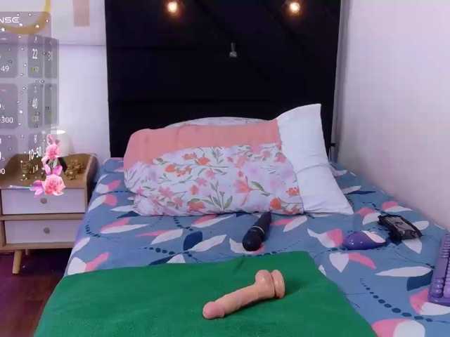 skinnyslutgirl live cam on BongaCams