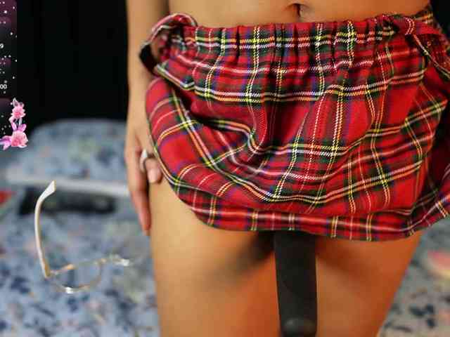 skinnyslutgirl webcam