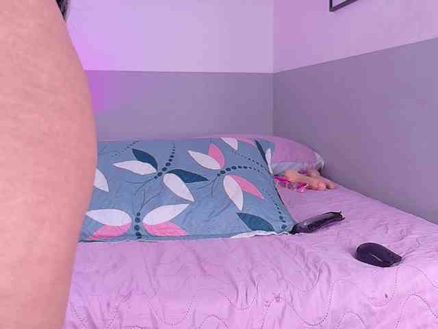 skinnyslutgirl webcam