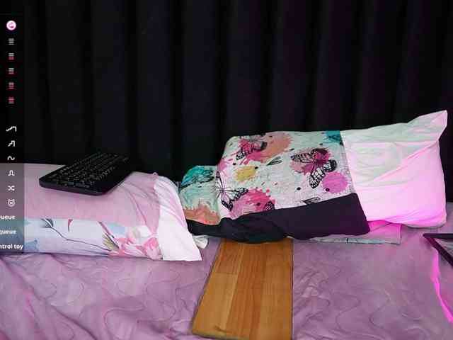 skinnyslutgirl webcam
