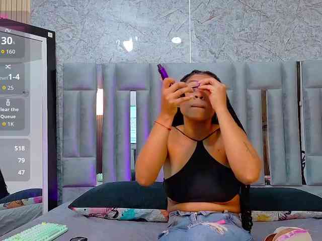 skinnyslutgirl webcam