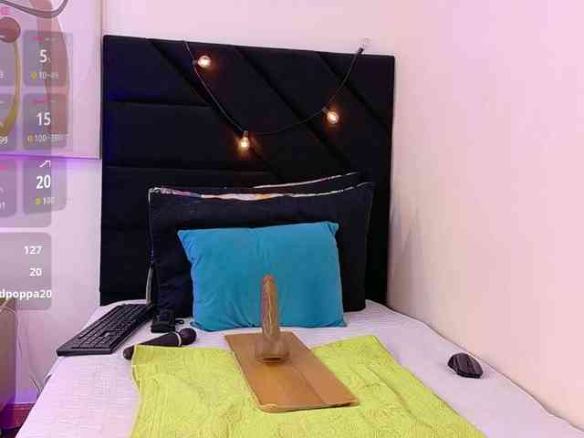 skinnyslutgirl webcam