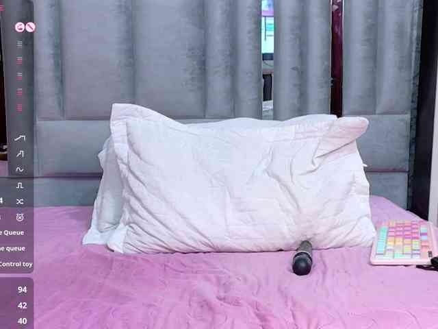 skinnyslutgirl webcam