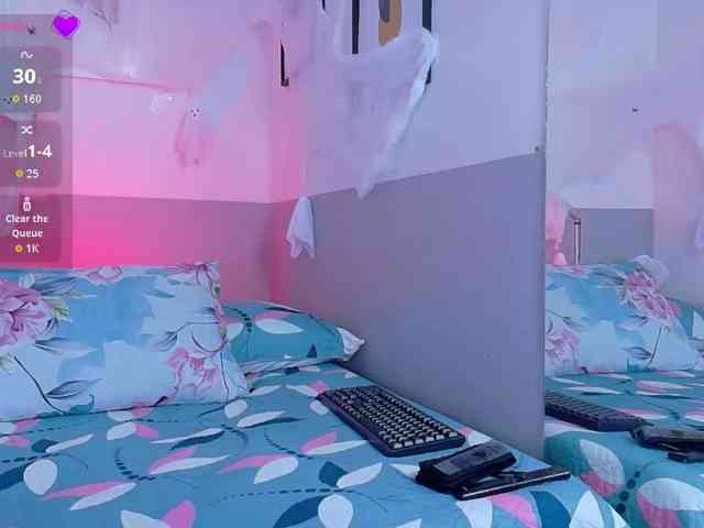 skinnyslutgirl webcam