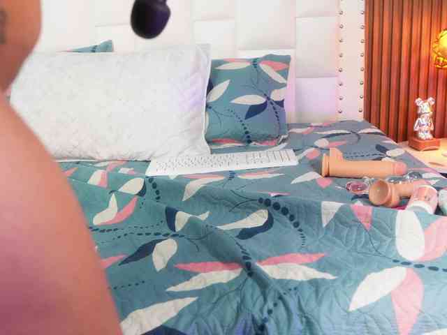 skinnyslutgirl webcam