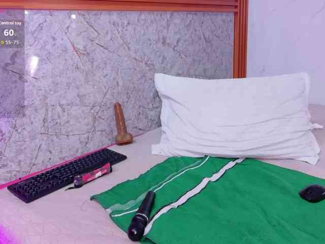 skinnyslutgirl webcam