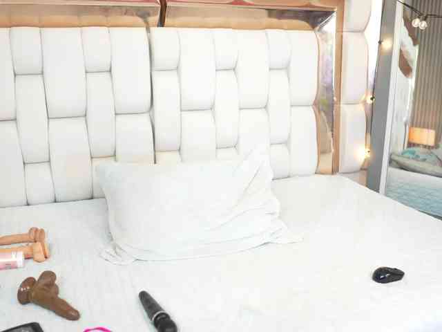 skinnyslutgirl webcam