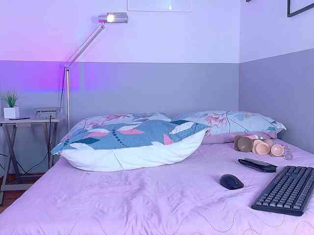 skinnyslutgirl webcam