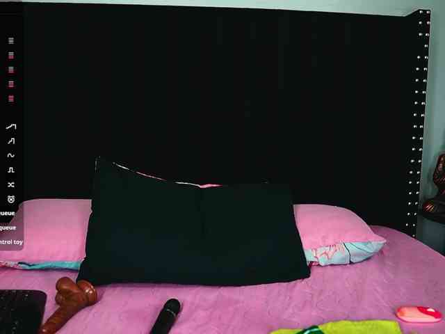 skinnyslutgirl webcam