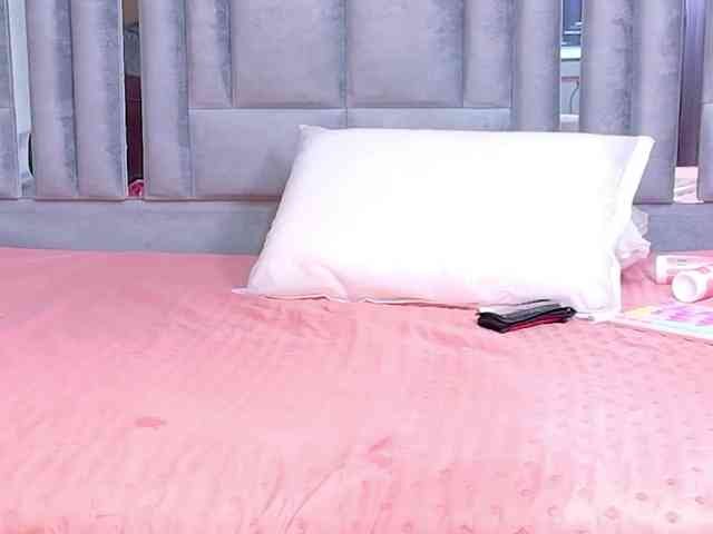 skinnyslutgirl webcam