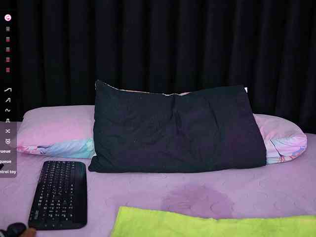 skinnyslutgirl webcam