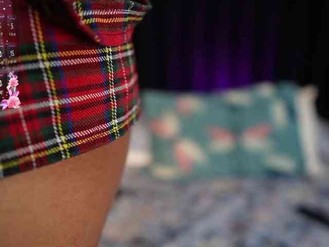 skinnyslutgirl webcam