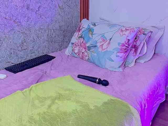 skinnyslutgirl webcam